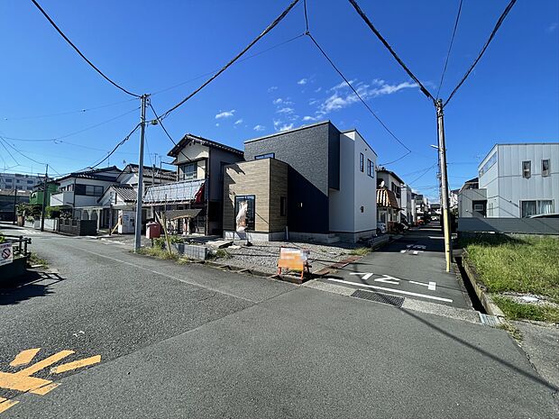 【前面道路】交通量が少なく小さなお子様がいても安心な前面道路。落ち着いた住環境が広がります。
