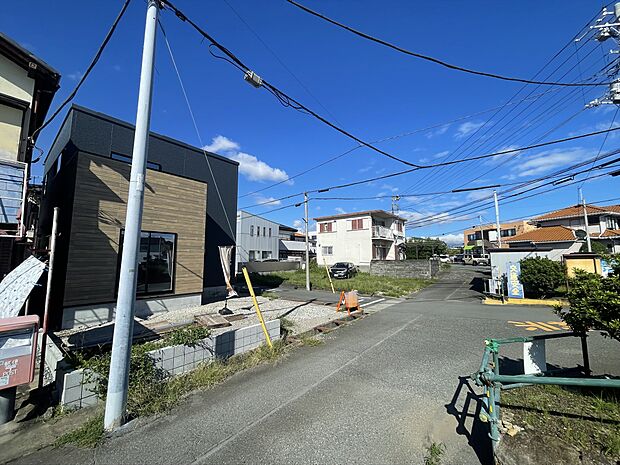 【前面道路】見通しの良い開放的な東南角地。陽当たり・通風ともに良好で、心地よい光が差し込みます。