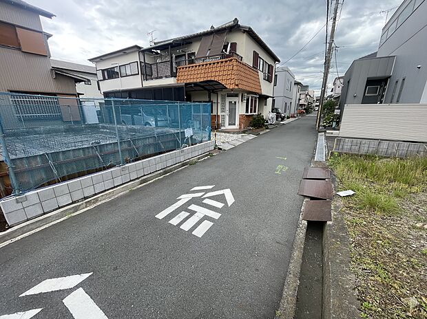 【前面道路】交通量が少なく小さなお子様がいても安心な前面道路。落ち着いた住環境が広がります。
