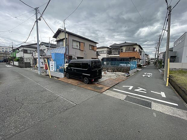 【前面道路】見通しの良い開放的な東南角地。陽当たり・通風ともに良好で、心地よい光が差し込みます。
