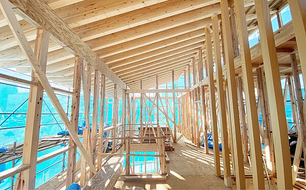 木造軸組工法　柱、梁などの「軸組み」で構造体を作り上げていきます（在来工法）
