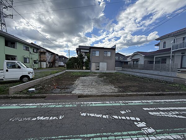 【現状外観写真】全1棟現場です。敷地広々でお車は3台分駐車スペースを確保致します。