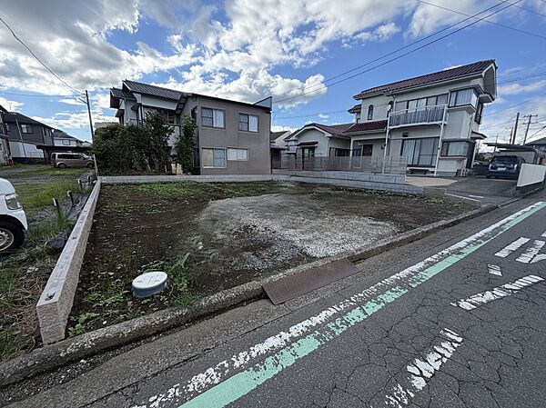 【現状外観写真】間口も広く、お車での出入りもスムーズに行えます。お車通りも少ない住環境です。