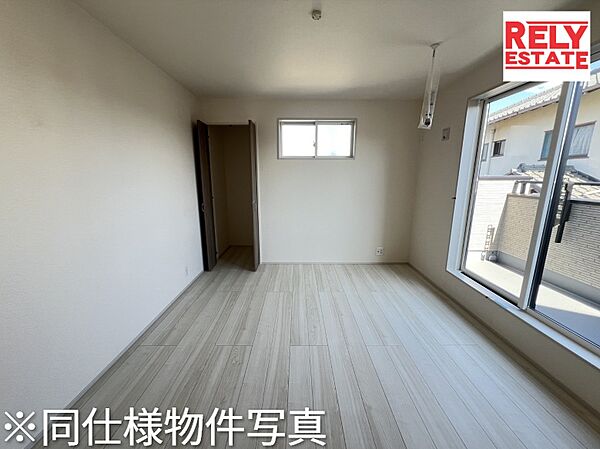 【前面道路】お車通りが少ない為、小さなお子様も安心な立地。静かな住宅街で暮らしやすい1棟です。