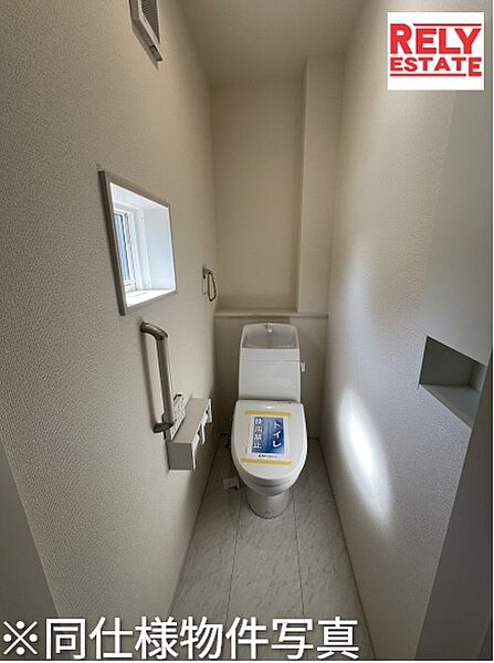 【トイレ】同仕様写真。自然光が差し込む窓付きトイレで、明るさと開放的をプラスしたトイレ内。