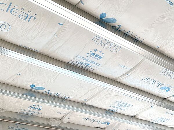 【断熱材】室内の壁・床下には厚さ80mm、天井には厚さ155mmのグラスウール性断熱材を使用。