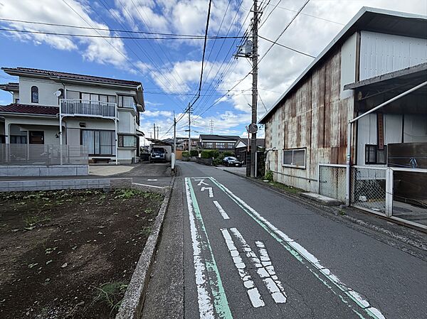 【現状外観写真】前面道路の幅は4.5ｍ。お車通りが少ないので、駐車もスムーズに行える立地です。