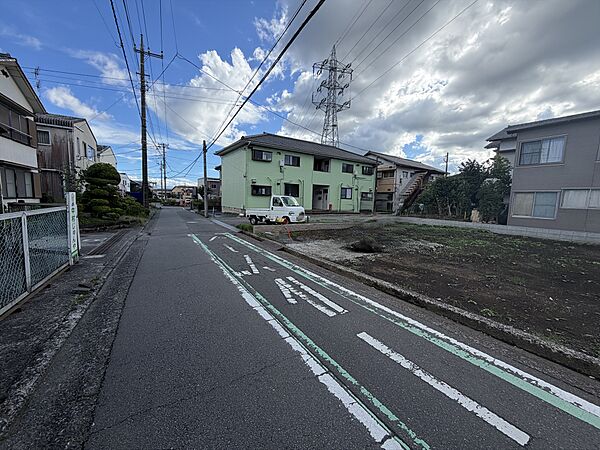 【現状外観写真】静かで過ごしやすいエリア。商業施設も近辺に点在しておりますので、日々のお買い物も楽々