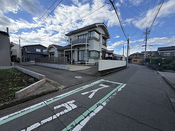 【現状外観写真】角地物件です。南庭を確保しておりますので、陽当たり良好の1棟です。