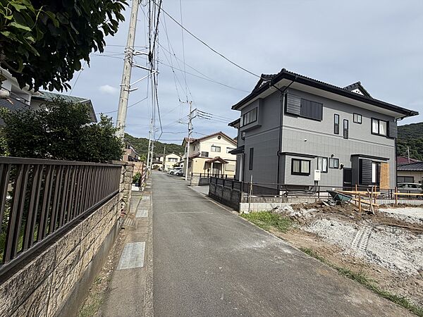 【現地前面道路写真】静かで過ごしやすい住環境。前面道路もゆとりがあり、駐車もスムーズです。