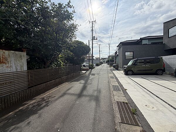 【現地前面道路写真】閑静な住宅街に新登場。お車通りも少なくお子様も安心して暮らせます。
