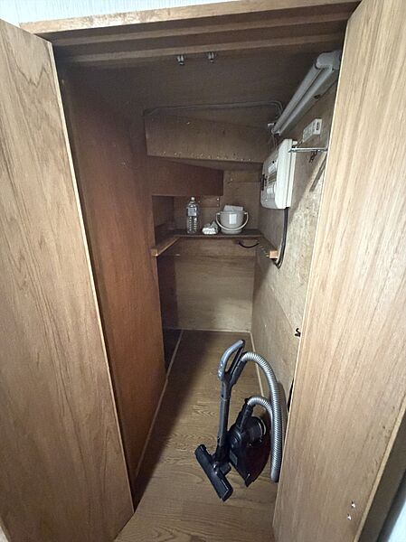 【1階階段下収納】階段下も有効活用できる収納スペース。高さ、奥行もしっかりございます！
