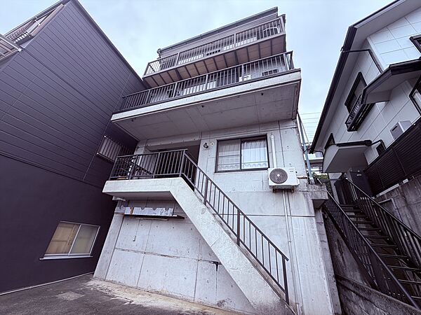 【東側外観】2面バルコニーで陽光の降り注ぐ明るい1棟。是非ご見学ください！