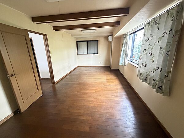 【3階洋室】フローリングでお掃除も楽々の3階洋室。2面採光で明るい室内です！