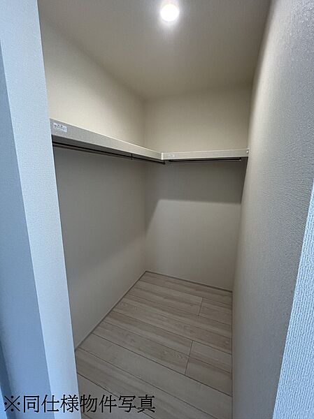 【収納同仕様写真】衣服から季節物までたっぷり収納できる大容量クローゼット。お部屋が片付きます。