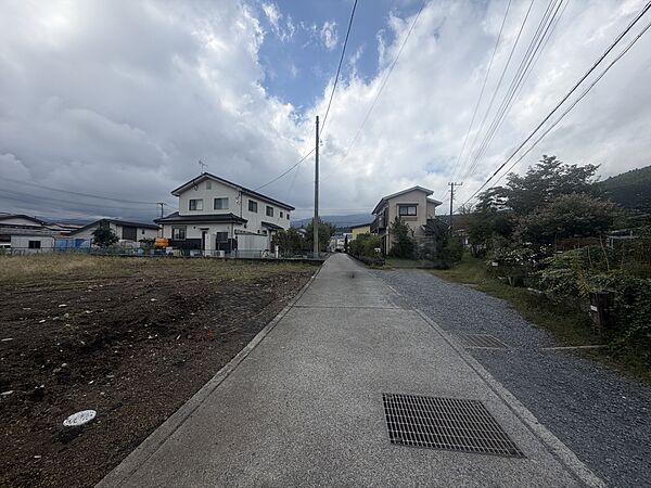 【前面道路写真】お車通りの少ない閑静な住宅街でのびのび新生活。