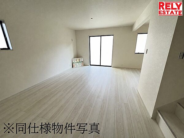 【リビング同仕様写真】開放感のあるリビングです。大きな窓から入る光や室内の雰囲気をご確認いただけます