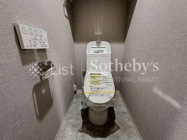 ■レストルーム■シンプルながらも落ち着くデザイン。洗浄付き温水便座で機能性も兼ね備えています♪毎日に欠かせないお手洗いだからこそ、ほっと落ち着く空間としての機能を重視しています。