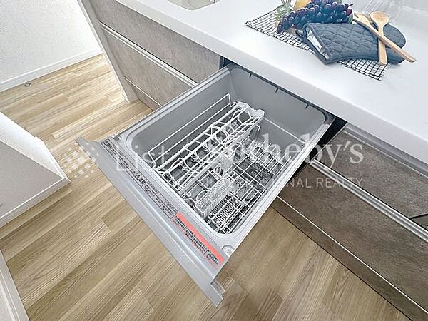 家事の時短に効果大の食洗機付き。高温でパワフルに洗い、温風乾燥します。手洗いよりも節水・節約が可能です。