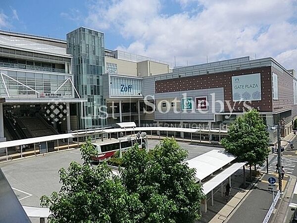 たまプラーザテラス 日常の買い物も、休日のお出かけも、すべてが一か所で完結できる商業施設が近くにあり、暮らしがより快適で楽しくなります。 1200m