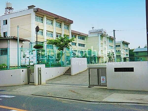 川崎市立犬蔵中学校 自立に向かう大切な時期を支える中学校が近くに。集中して学べる環境と、のびのび成長できる雰囲気がそろっています。 1200m