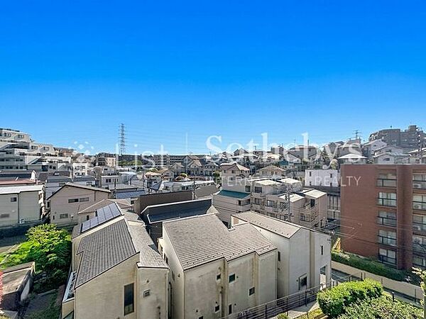 ■眺望■窓からの眺めが日常を豊かに彩ります。開放感と陽当たり良好な心地よい住まい！※掲載画像はAI加工を施しております。実際の形状・色味・空模様・陽当たり等と異なる場合があります。