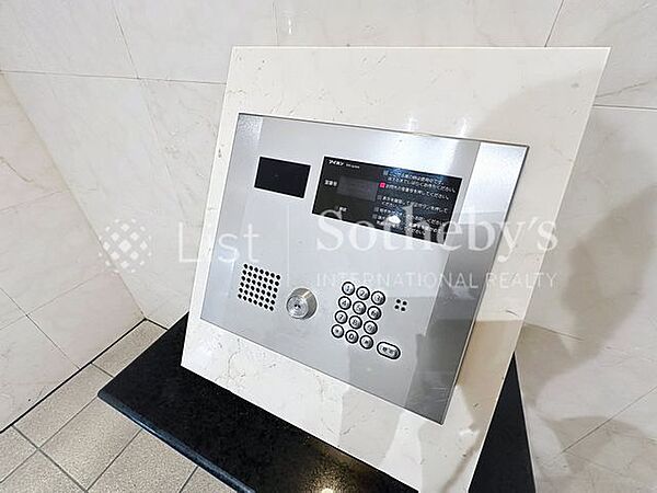 オートロックシステムと管理人の見守りが、暮らしにやすらぎを届けます。目立たないけれど、確かな安心がそばにある住まい。