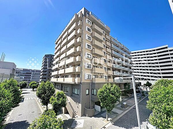 ■外観■街並みと調和する落ち着いたフォルム。四季のうつろいを映す表情豊かな外観が、暮らしの景色を彩ります。
