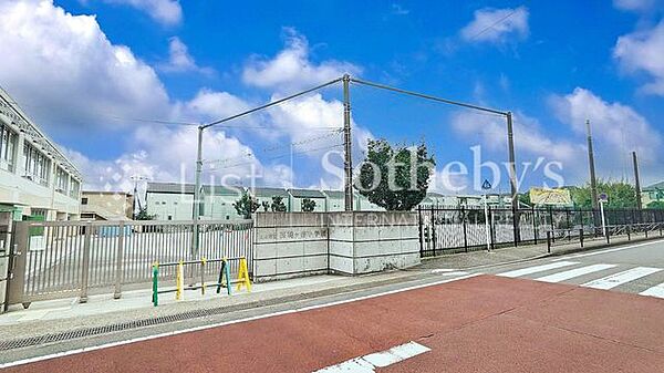 川崎市立西梶ケ谷小学校 お子様の学校生活の中心となる小学校が近くにあり、登下校の安心感はもちろん、学びや友情を育む毎日をあたたかく支えてくれます。 850m