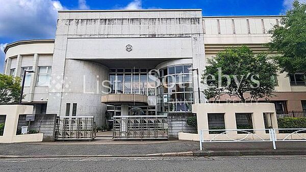 川崎市立宮崎中学校 自立に向かう大切な時期を支える中学校が近くに。集中して学べる環境と、のびのび成長できる雰囲気がそろっています。 900m