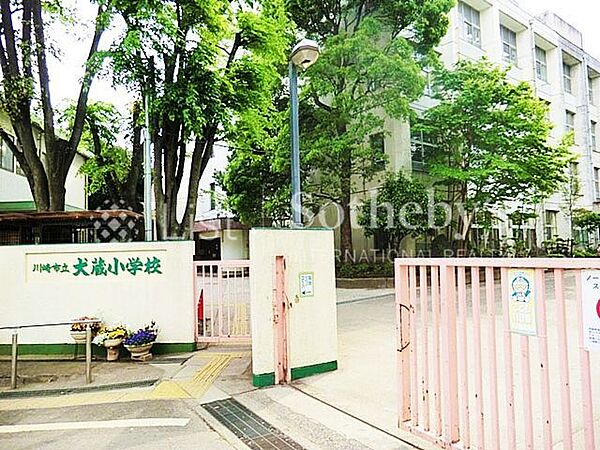 川崎市立犬蔵小学校 お子様の学校生活の中心となる小学校が近くにあり、登下校の安心感はもちろん、学びや友情を育む毎日をあたたかく支えてくれます。 1000m