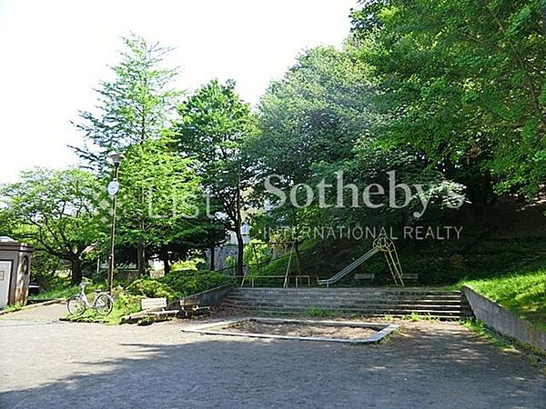 松風台第三公園 徒歩5分。緑豊かな公園が近くにあると、毎日の散歩や子どもとの遊びにも最適。季節の移ろいを感じながら、心も体もリフレッシュできます。 350m