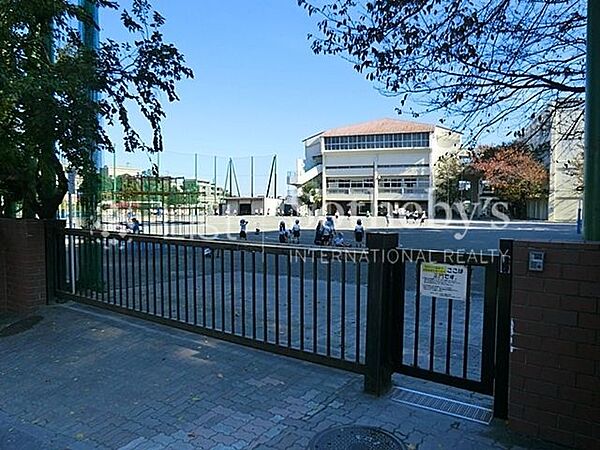 横浜市立榎が丘小学校 徒歩9分。広々とした校庭や落ち着いた雰囲気の校舎が魅力の小学校。友達と楽しく過ごす日々の中で、学びと心の成長が自然と育まれていきます。 700m