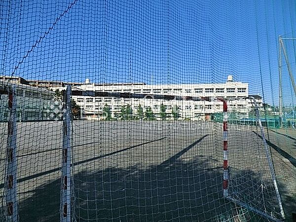 横浜市立青葉台中学校 徒歩14分。学習・部活動・人間関係など、多くを学ぶ中学校。通学しやすい距離にあり、思春期の大切な時間を安心して過ごせる環境が整っています。 1100m