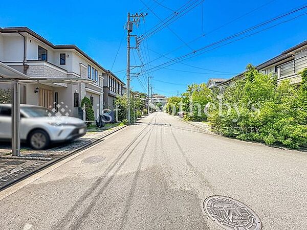 ■前面道路■ゆとりある前面道路は開放感を演出！陽ざしがたっぷり差し込み明るいお住まいが実現します。※掲載画像はAI加工を施しております。実際の形状・色味・空模様・陽当たり等と異なる場合があります。
