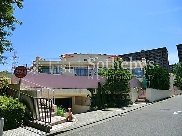 横浜・モンテッソーリ幼稚園 徒歩圏にある幼稚園は、毎日の送り迎えがしやすく保護者も安心。友達や先生との関わりを通じて、思いやりや社会性が育まれていきます。 150m