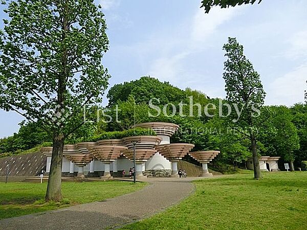 奈良山公園 緑豊かな公園が近くにあると、毎日の散歩や子どもとの遊びにも最適。季節の移ろいを感じながら、心も体もリフレッシュできます。 500m