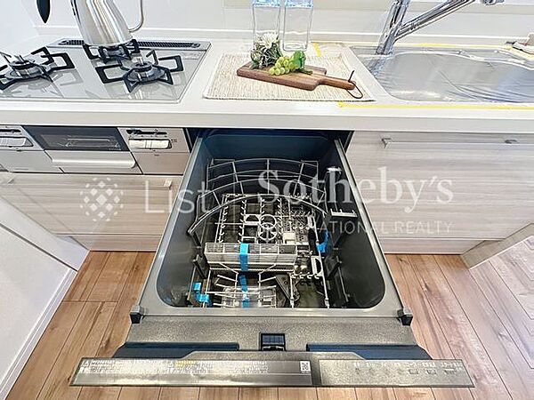 家事の時短に効果大の食洗機付き。高温でパワフルに洗い、温風乾燥します。手洗いよりも節水・節約が可能です。