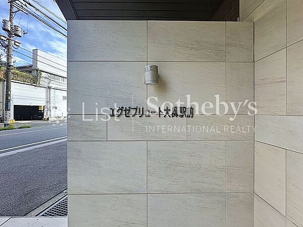 ■エントランス■雨の日も風の日も、変わらない落ち着きで迎えてくれる。暮らしの入口としての安心感があります。