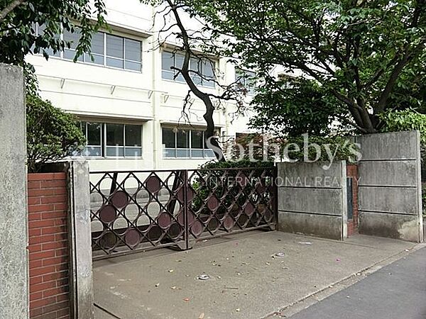 川崎市立川中島小学校 徒歩圏にあるため毎日の通学も安心。先生や地域の見守りの中で、元気に笑顔で学び、健やかに成長していくお子様の姿が目に浮かびます。 350m