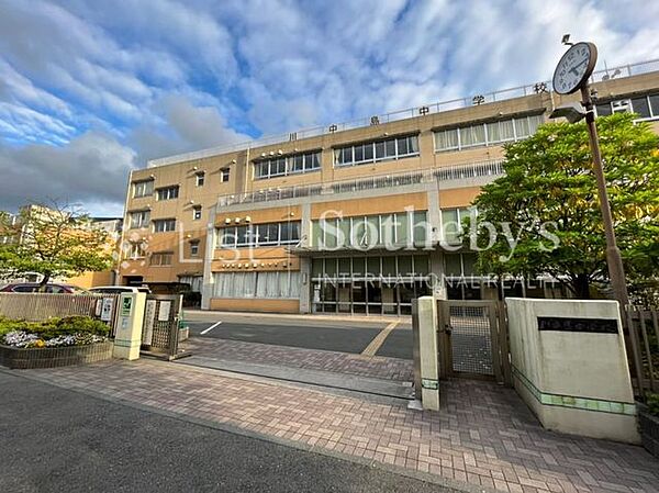 川崎市立川中島中学校 徒歩圏に中学校があり、親としても安心できる立地。勉強や部活、行事などを通して、多感な時期を豊かに過ごすことができます。 750m