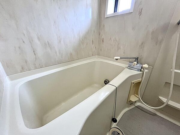 角住戸につき浴室に窓がついています♪