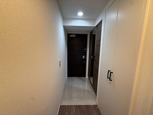 玄関先廊下には収納あり