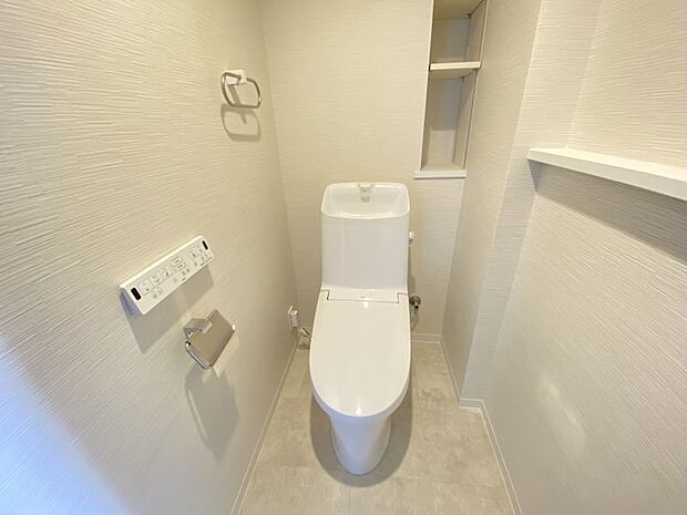 芳香剤やトイレットぺーパーの置き場として便利な棚付きのトイレ！