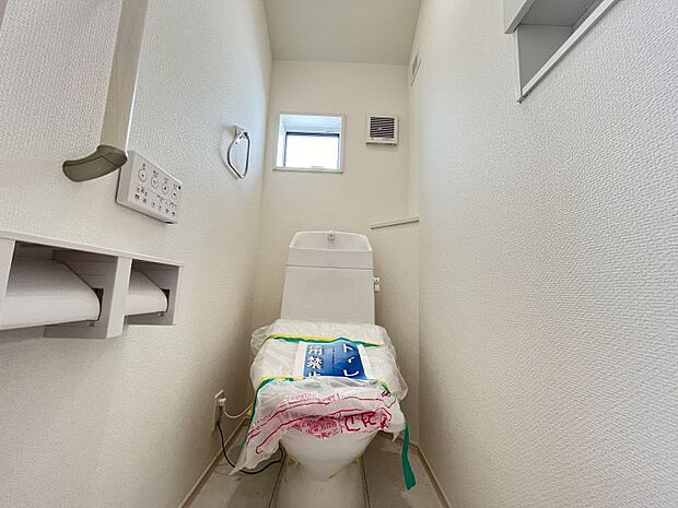 温水洗浄便座でトイレのあとも清潔に。小窓があり、換気ができるのもうれしいポイントです！