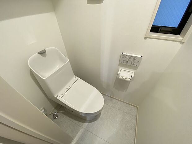 温水洗浄便座でトイレのあとも清潔に。小窓があり、換気ができるのもうれしいポイントです！