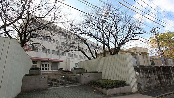 山根小学校まで650ｍ　徒歩約9分