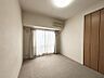 室内：洋室は3部屋！全てのお部屋に収納が付いています。シンプルな洋室は、家具の邪魔をしません◎