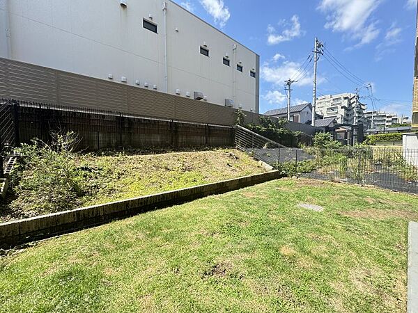 ガーデニングや家庭菜園、お子様のプール遊びなどお楽しみいただけるお庭です♪