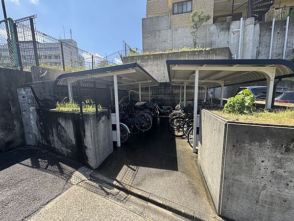 屋根付きの自転車置き場は雨風から自転車を守れますね◎